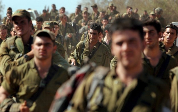 Żołnierze izraelskiej piechoty /JIM HOLLANDER    /PAP/EPA