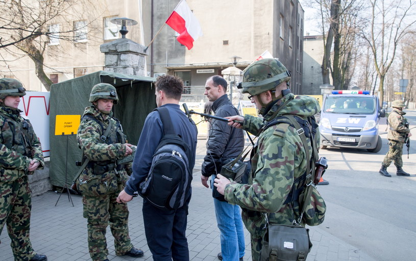 Żołnierze kontrolują rezerwistów, którzy otrzymali wezwania /Andrzej Grygiel /PAP