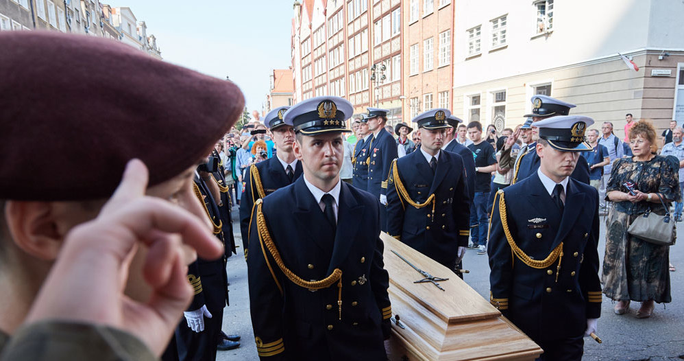 Żołnierze Marynarki Wojennej RP wprowadzają trumny ze szczątkami Danuty Siedzikówny pseudonim "Inka" i Feliksa Selmanowicza pseudonim "Zagończyk" do Kaplicy Królewskiej w Gdańsku /PAP