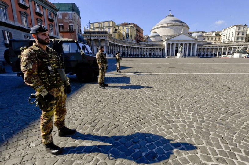 Żołnierze na Piazza del Plebiscito w Neapolu /CIRO FUSCO /PAP/EPA
