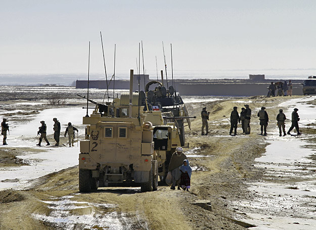 Żołnierze na tzw. wąsach, szukają kabla biegnącego do IED. Zdjęcie wykonano aparatem Canon EOS 7D /Marcin Wójcik