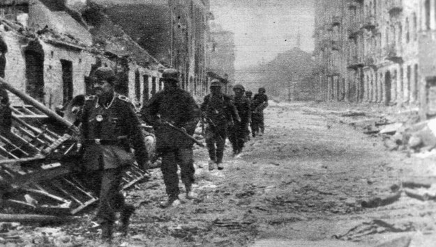 Żołnierze niemieccy w zniszczonej Warszawie. /CAF /PAP