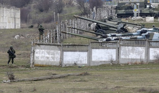 Żołnierze obok murów otaczających ukraińską bazę w Pierewalnym pod Symferopolem /MAXIM SHIPENKOV    /PAP/EPA