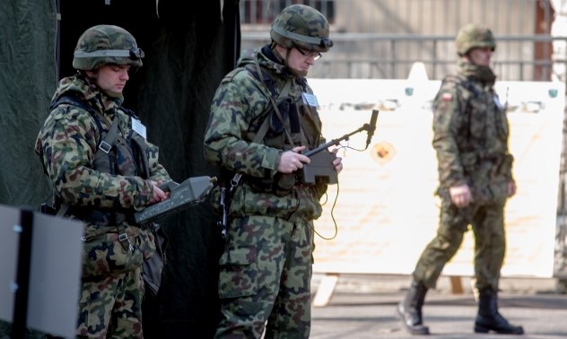 Żołnierze oczekują na rezerwistów, którzy otrzymali wezwania na ćwiczenia mobilizacyjne do jednostki wojskowej nr 3390 5. Pułku Chemicznego w Tarnowskich Górach /PAP/Andrzej Grygiel    /PAP