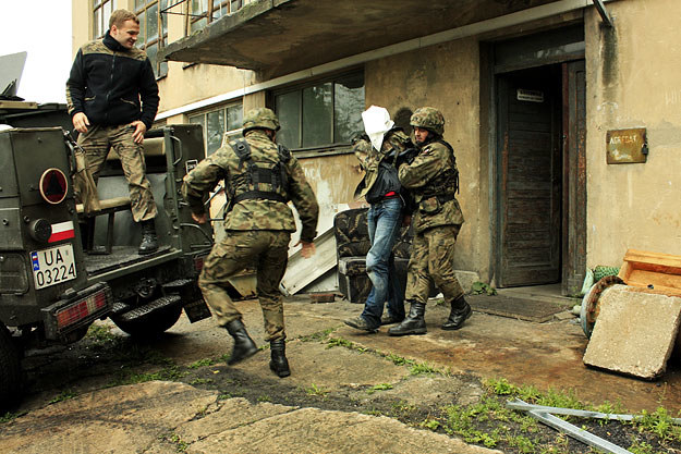 Żołnierze odbili zakładników, teraz trzeba ich przewieźć w bezpieczne miejsce /fot. Joanna Frączek /