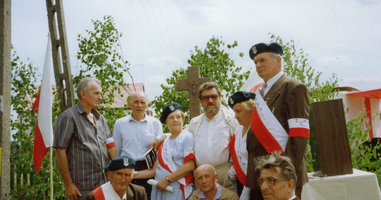 Żołnierze oddziału NSZ „Orła” i członkowie ich siatki terenowej (Grodzisk, 1993 r.). Stoją od lewej: NN, Czesław Grzywacz, Zofia Borucińska, Jan Artur Kochański, NN, Władysław Kurowski. Siedzą: Eligiusz Malesa, Waldemar Pistolin, Czesław Zadrożny /Archiwum Tomasza Szczerbickiego