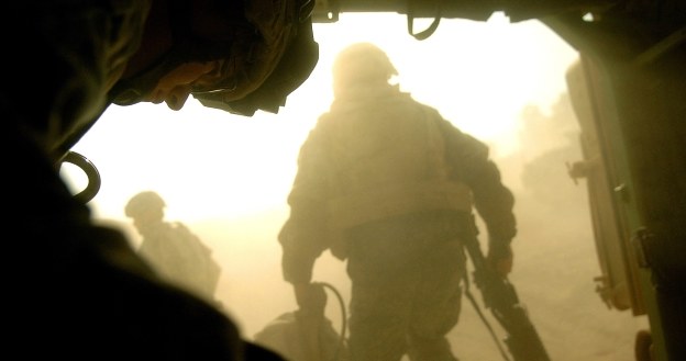 Żołnierze opuszczający M2 Bradley w Iraku /AFP