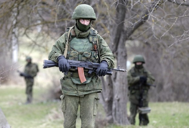 Żołnierze otaczający ukraińską jednostkę w Pierewalnym /MAXIM SHIPENKOV    /PAP/EPA