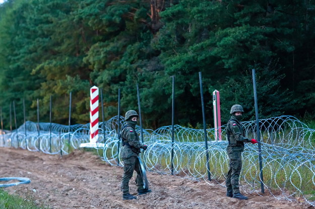 Żołnierze podczas budowy ogrodzenia na granicy polsko-białoruskiej w okolicy wsi Nomiki /PAP