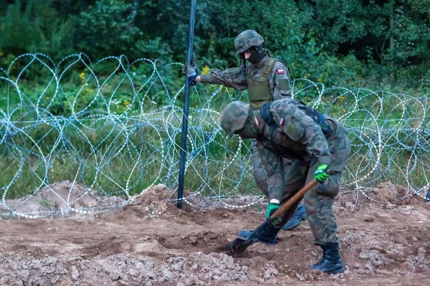 Żołnierze podczas budowy ogrodzenia na granicy polsko-białoruskiej w okolicy wsi Nomiki /Marcin Onufryjuk /PAP