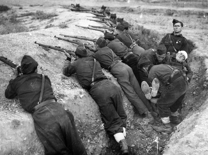 Żołnierze podczas wojny domowej w Hiszpanii, 1936 r. /Hulton Archive /Getty Images