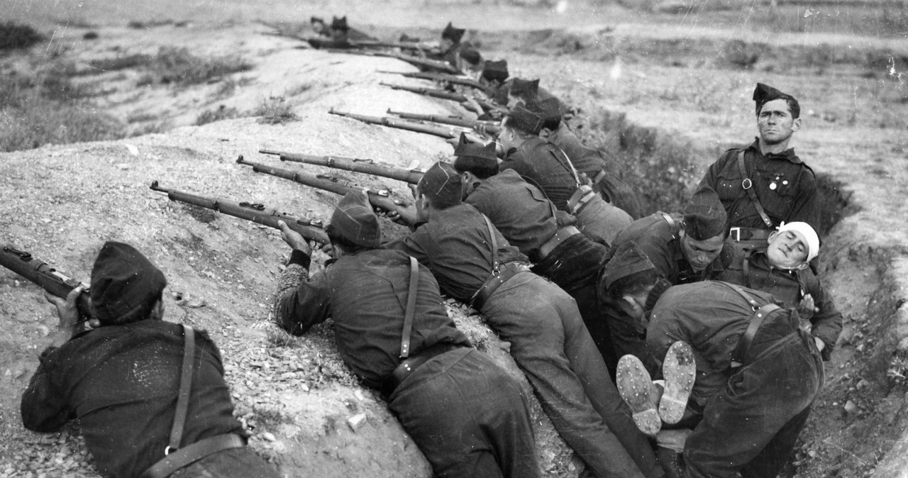 Żołnierze podczas wojny domowej w Hiszpanii, 1936 r. /Hulton Archive /Getty Images