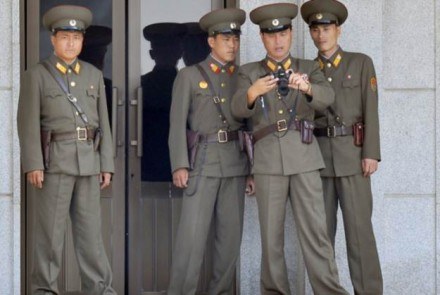 Żołnierze Północnokoreańscy poodają nz przejśceo grana /AFP
