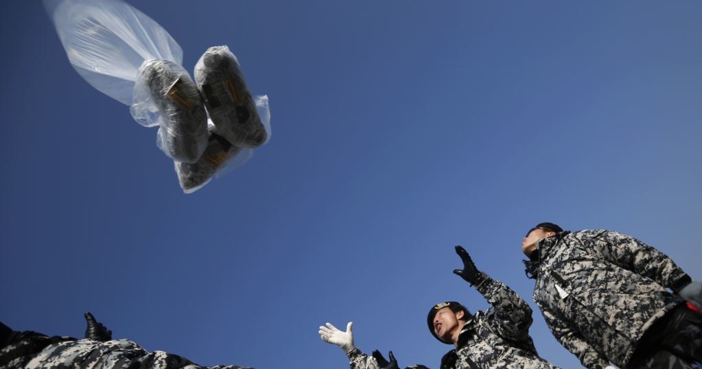 Żołnierze południowokoreańscy wysyłają w powietrze balony propagandowe /Getty Images/Flash Press Media