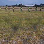 Żołnierze poszukują szczątków pocisków użytych do zestrzelenia dronów