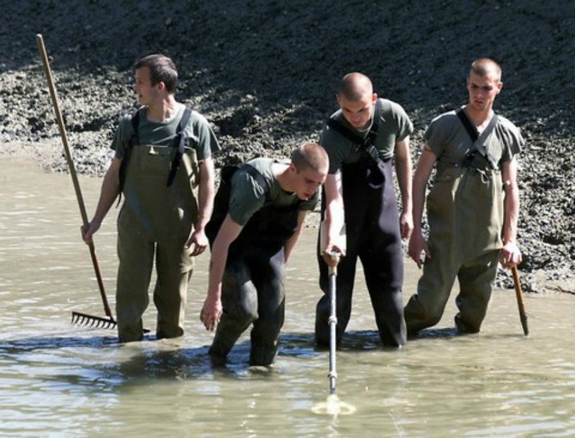 Żołnierze przeszukujący kanał w poszukiwaniu wyrzuconych przez Breitwiesera i jego wspólników dzieł sztuki /OLIVIER MORIN /East News