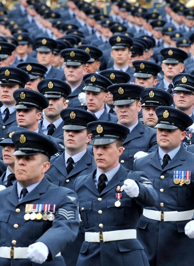 Żołnierze RAF podczas uroczystej parady /ANDY RAIN /PAP/EPA