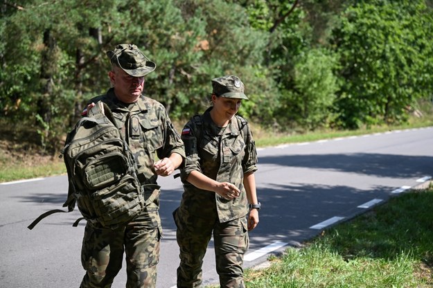 Żołnierze szukający rosyjskiego obiektu powietrznego w okolicach miejscowości Bródek /Wojtek Jargiło /PAP