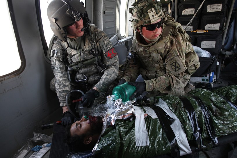 Żołnierze uczą się nie tylko zabijać, ale też ratować życie. Tutaj żołnierz 10 Dywizji Górskiej /Getty Images/Flash Press Media