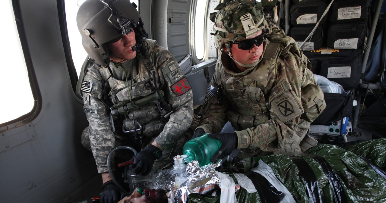 Żołnierze uczą się nie tylko zabijać, ale też ratować życie. Tutaj żołnierz 10 Dywizji Górskiej /Getty Images/Flash Press Media
