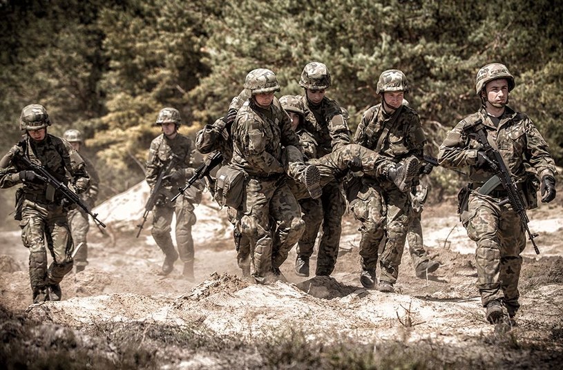 Żołnierze uczą się posługiwać bronią i podstaw ratownictwa pola walki /DWOT /INTERIA.PL/materiały prasowe