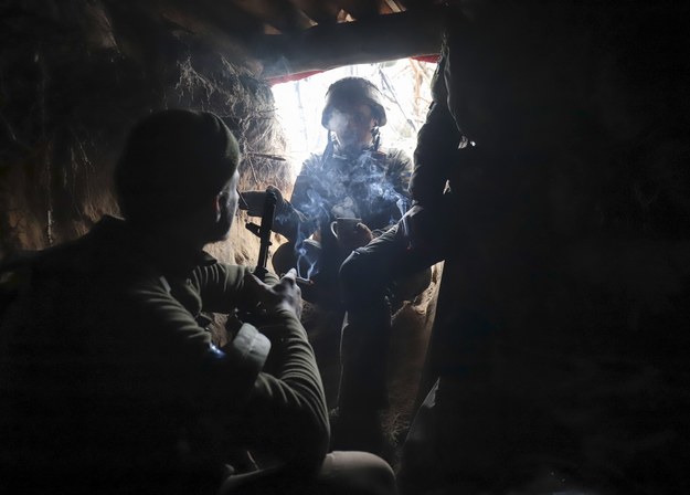 Ukrainian soldiers rest in their ranks near the village of Tederiv near Kiev / STR / BAP / EPA