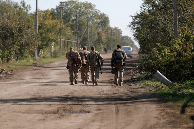 Żołnierze ukraińscy patrolujący wieś pod Charkowem /ATEF SAFADI  /PAP/EPA