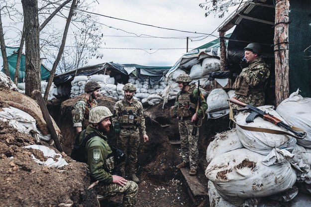 Żołnierze ukraińscy rozmawiają ze sobą na froncie ukraińskim w Donbasie /AA/ABACA /PAP/Abaca