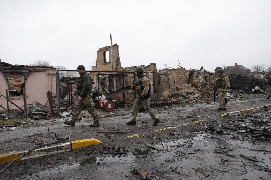 Żołnierze ukraińscy w mieście Bucza /ATEF SAFADI  /PAP/EPA