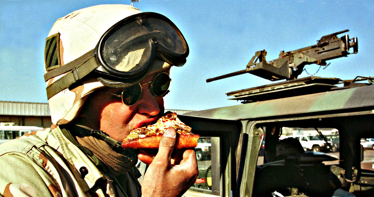 Żołnierze w czasie akcji będą mogli w końcu zjeść coś naprawdę pysznego! /AFP