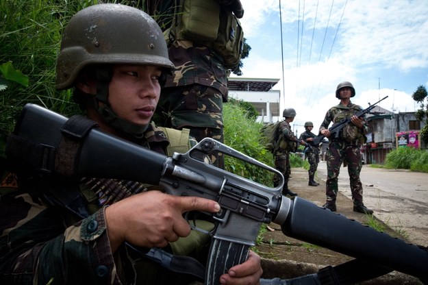 Żołnierze w Marawi na południu Filipin, gdzie od pięciu tygodni trwają starcia islamistów powiązanych z Państwem Islamskim z rządowymi siłami zbrojnymi /Richard Atrero de Guzman/Anadolu Agency/Abaca /PAP