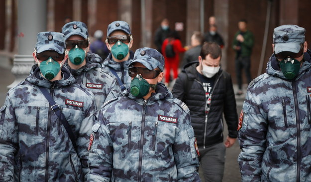 Żołnierze w maseczkach ochronnych na ulicach Moskwy /YURI KOCHETKOV /PAP/EPA