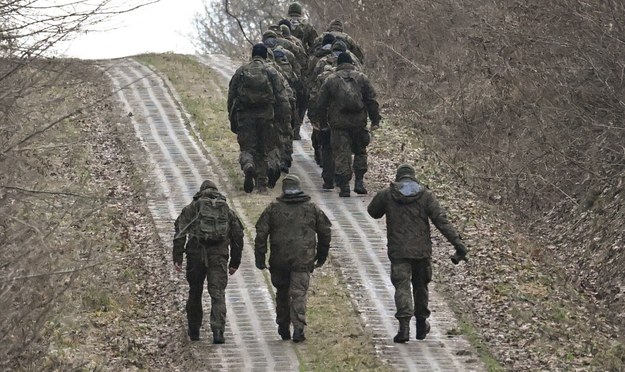 Żołnierze w miejscowości Sosnowa Dębowa w woj. lubelskim (zdjęcie z 29.12.2023) /Darek Delmanowicz /PAP