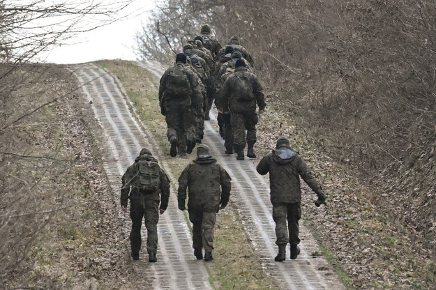 Żołnierze w miejscowości Sosnowa Dębowa w woj. lubelskim (zdjęcie z 29.12.2023) /Darek Delmanowicz /PAP