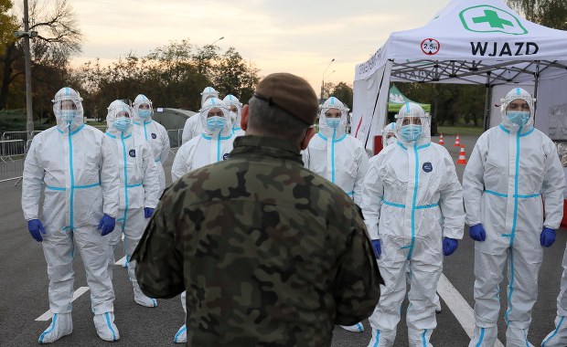 Żołnierze w szpitalach covidowych. "Zaskakujący pomysł"