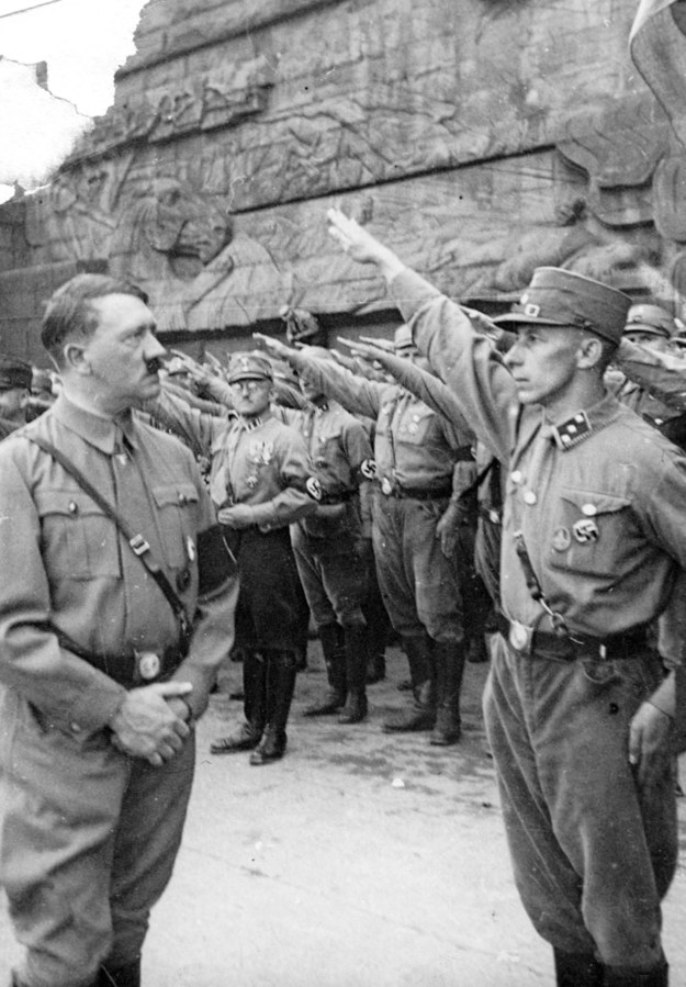 Żołnierze witają Adolfa Hitlera /Berliner Verlag/Archiv    /PAP/EPA