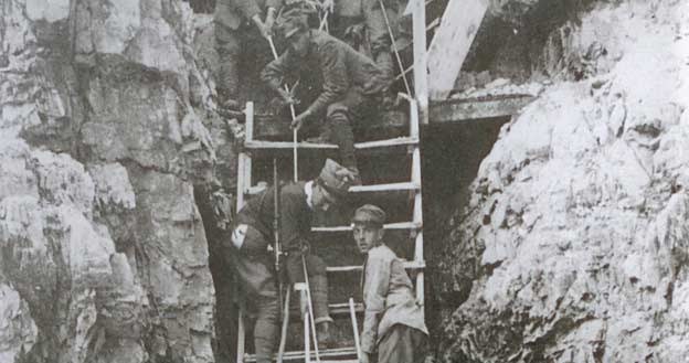 Żołnierze włoscy na drodze transportowej, Góra Lagazuoi, 1916 r. /fot. Commettee Cengia Martini /