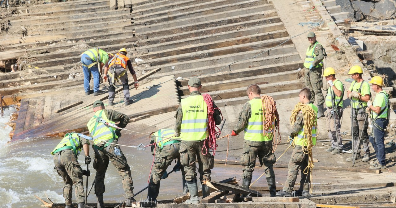 Żołnierze Wojsk Inżynieryjnych pracują przy zerwanym moście, który przed powodzią był w budowie (zdj. z 20.09.2024 r.) /Adam Burakowski /East News