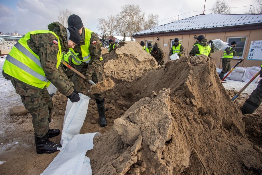 Żołnierze Wojsk Obrony Terytorialnej zabezpieczają budynek Centrum Konferencyjnego nad Wisłą w Płocku /Szymon Łabiński /PAP