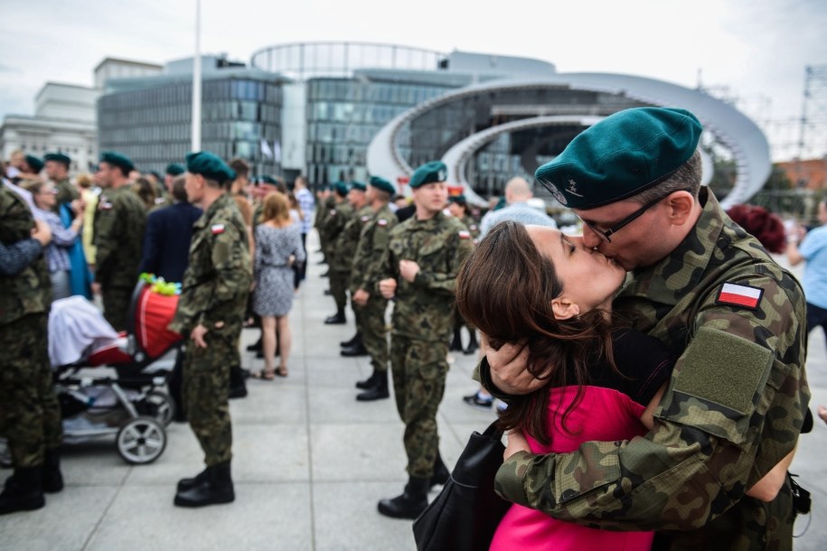 Żołnierze z bliskimi, po uroczystej promocji na pierwszy stopień oficerski żołnierzy rezerwy /Jakub Kaminski /PAP