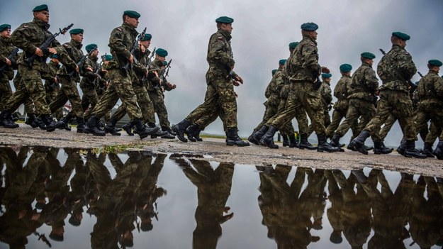 Żołnierze z pieszych pododdziałów przygotowują się do zaplanowanej na 15 sierpnia defilady /Jakub Kamiński   /PAP