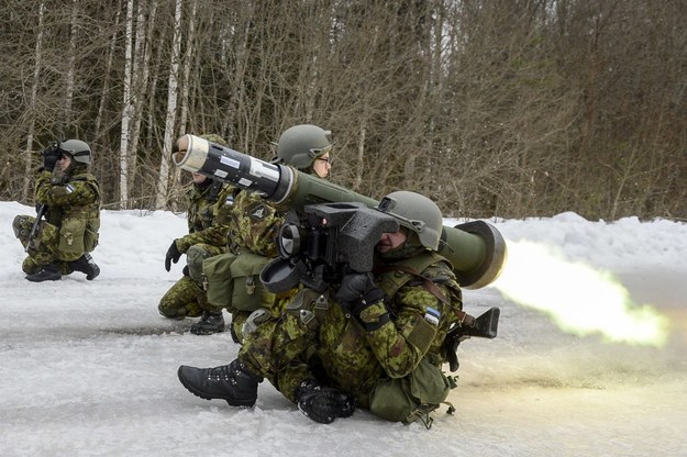 Żołnierze z pociskiem przeciwczołgowym Javelin /Sergei Stepanov/Photoshot /PAP/EPA
