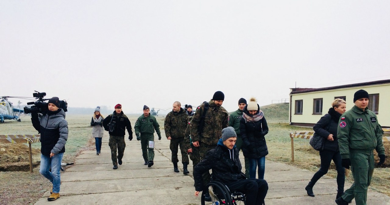 Żołnierze zorganizowali lot śmigłowcem dla swojego niepełnosprawnego kolegi 