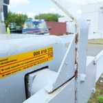 Żółta naklejka na torach. Jak z niej korzystać?