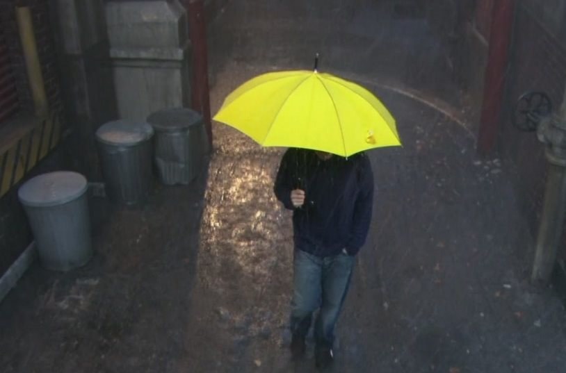 Żółta parasolka jest najważniejszym gadżetem serialu /INTERIA.PL/materiały prasowe