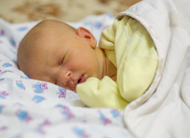 Żółtaczka noworodków jest spowodowana przejściową, łagodną niewydolnością wątroby. /123RF/PICSEL