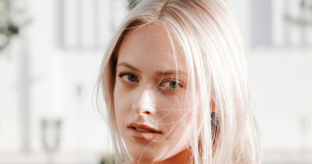 Żółte blondy to zmora – sprawdź, jak uratować kolor bez farby /Britain Eriksen /unsplash.com