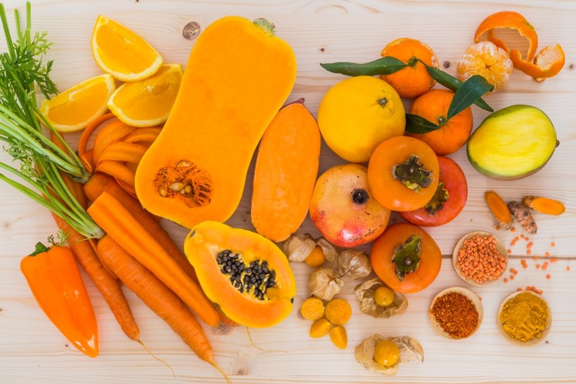 Żółte i pomarańczowe warzywa i owoce pozytywnie wpływają na nastrój /123RF/PICSEL