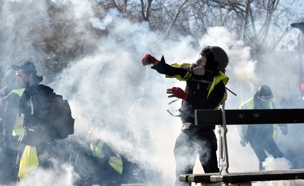 "Żółte kamizelki" chcą blokować rafinerie ropy naftowej we Francji