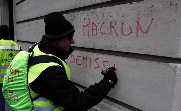"Żółte kamizelki" demonstrują w Paryżu. W bardzo małej liczbie